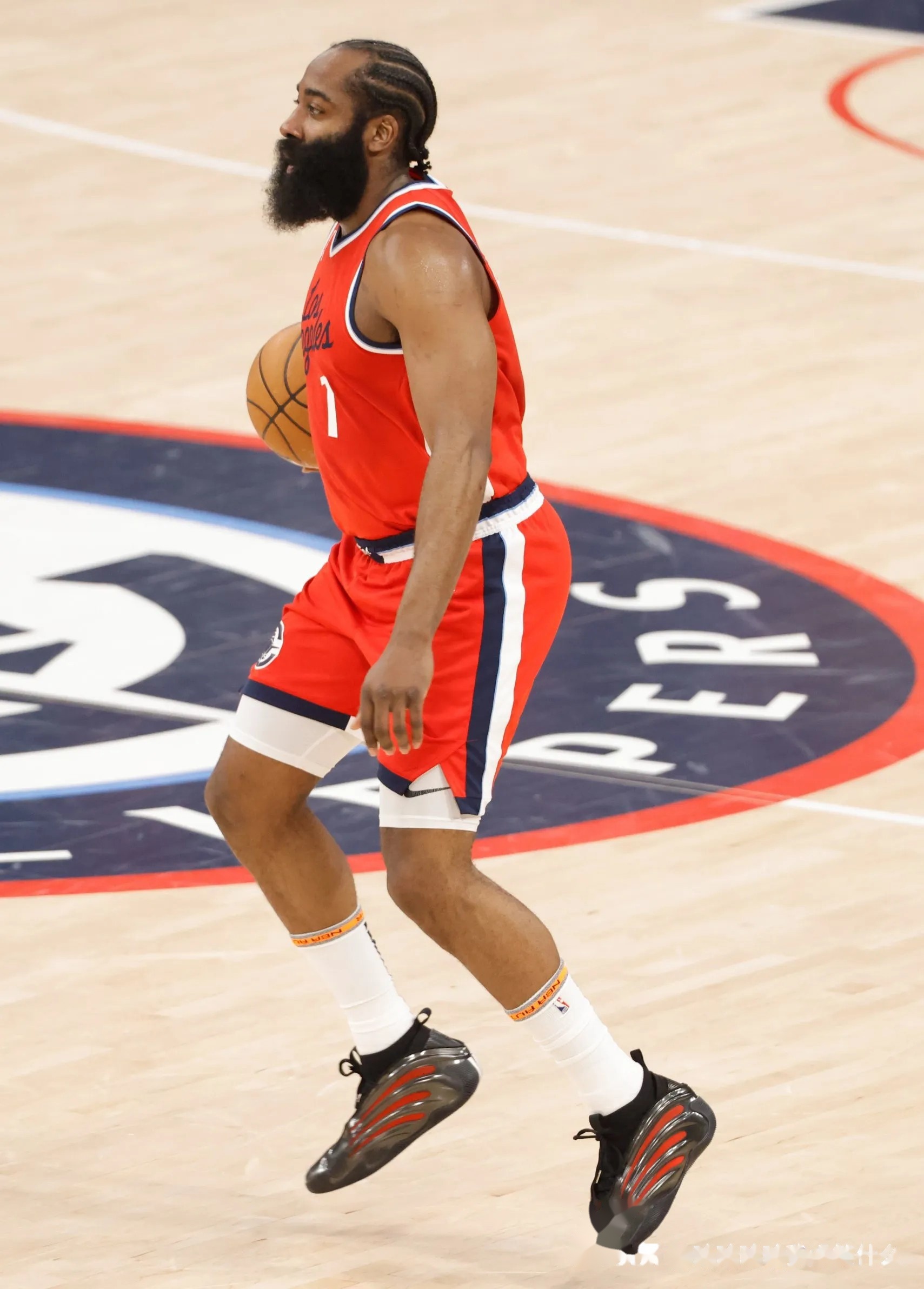 爱游戏体育-包含哈登连续十五场比赛得分超过出色防守，老鹰不断突破！比赛高潮迭起的词条