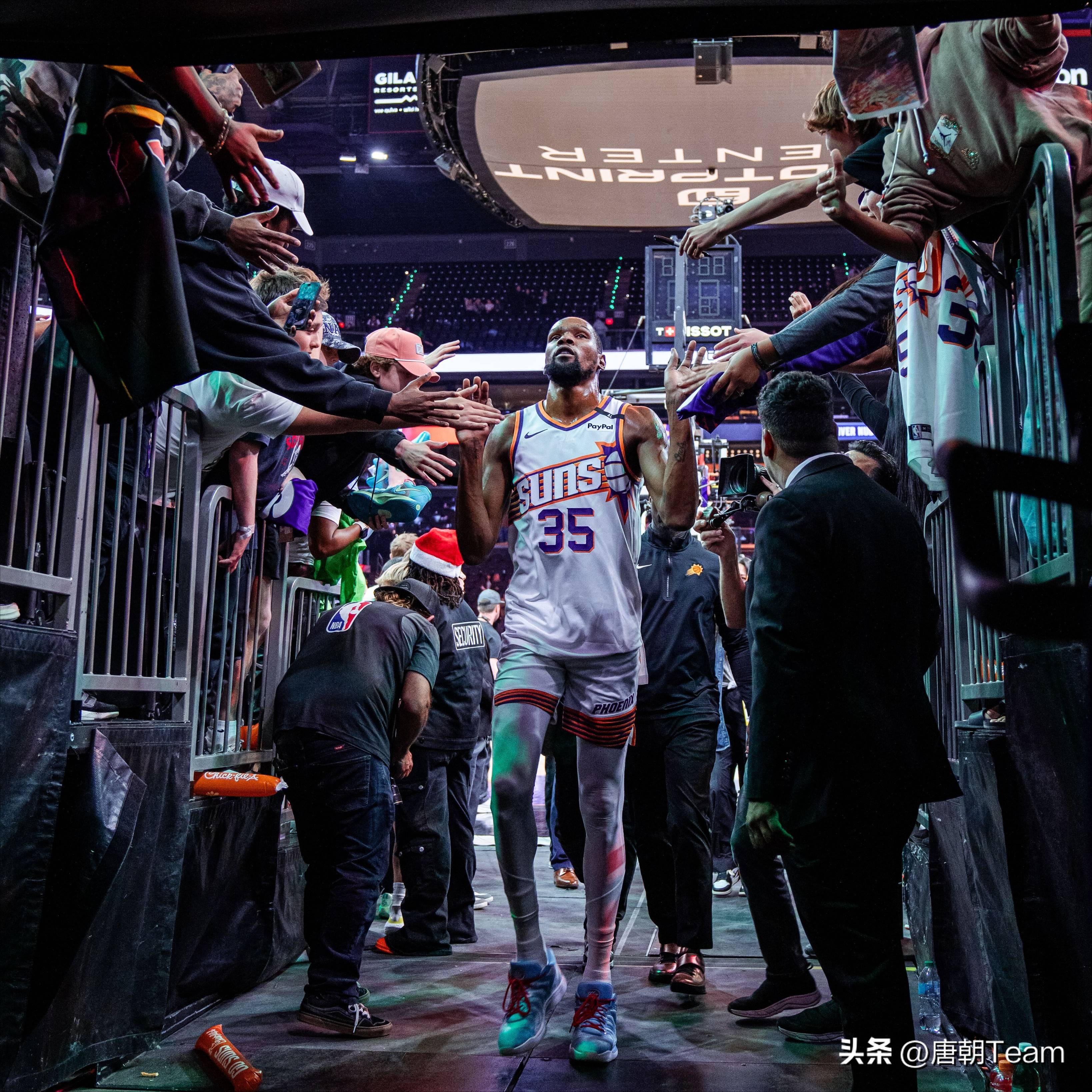 爱游戏-包含杜兰特回归赛场，挺进下一轮首场状态亮眼，美国队观众沸腾！的词条