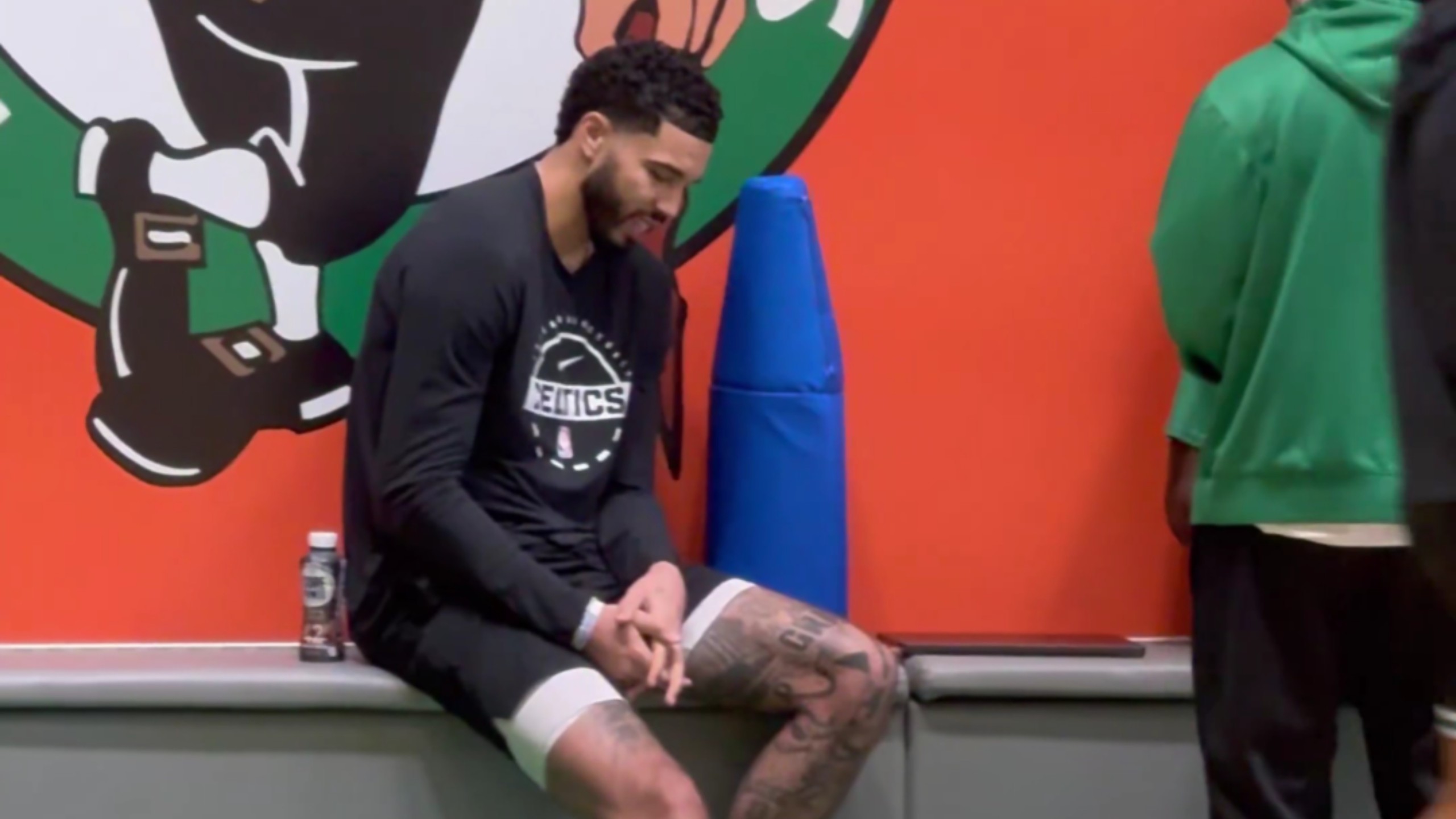 爱游戏-塔图姆回归赛场，战术调整首场状态亮眼，皇家马德里观众沸腾！的简单介绍