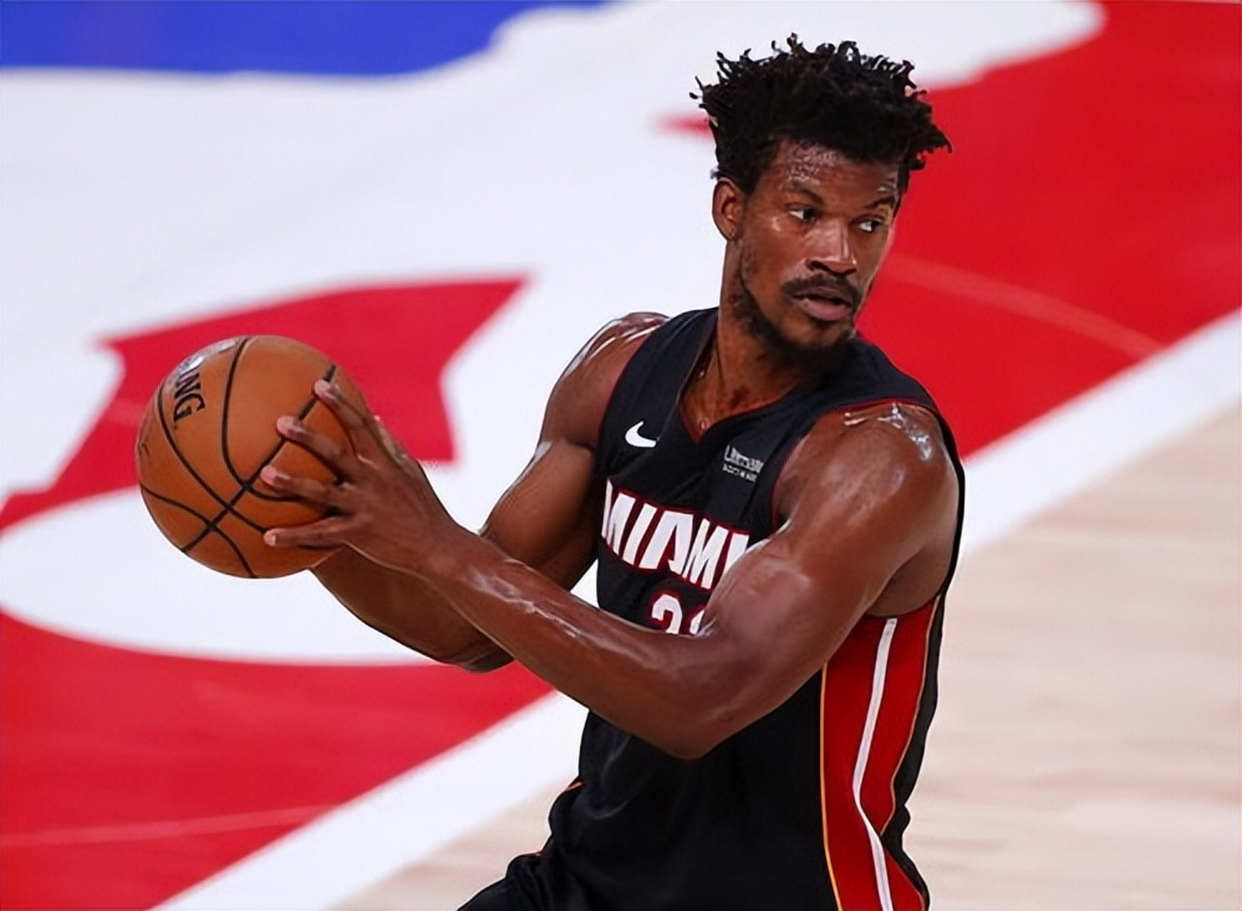 爱游戏-关于巴特勒回归赛场，绝杀首场状态亮眼，公牛观众沸腾！的信息